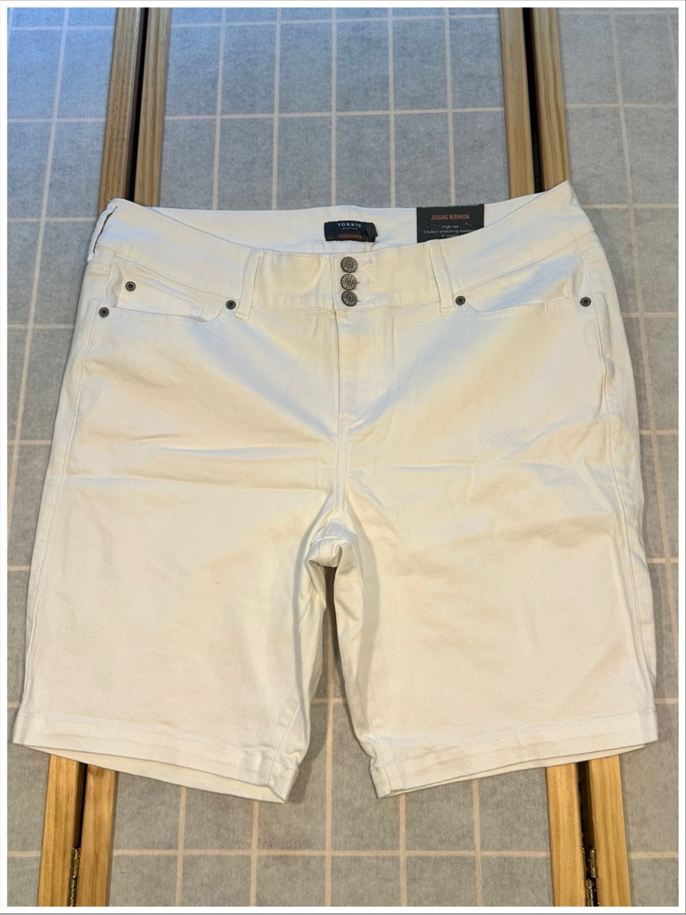 Torrid Vintage Stretch White Jegging Bermuda Shorts NWT ~ Size 20 ~ Item #577